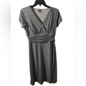 Ann Taylor Black and White Pattern Dress (Size 6)